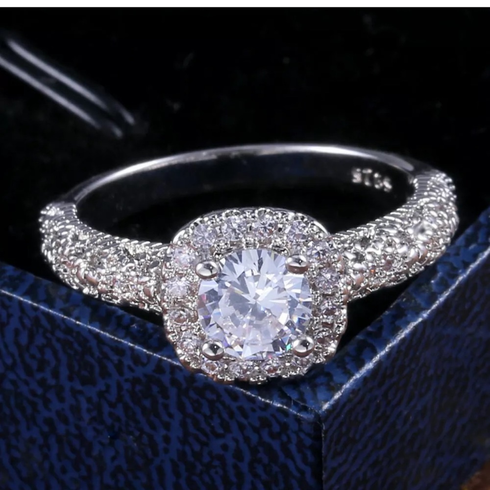 Elegant 925 Silver Round Cut Cubic Zirconia Ring - Picture 1 of 5